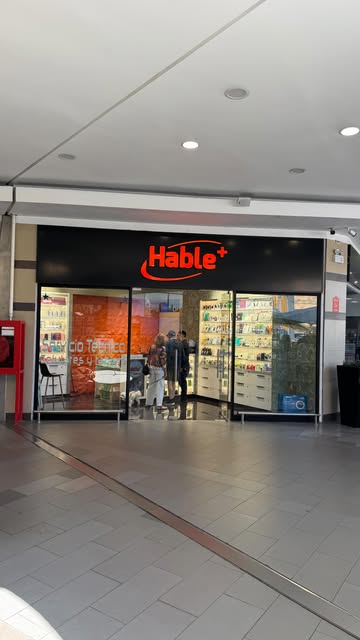 Local Hablé+ terminado y operando en centro comercial, con clientes en su interior